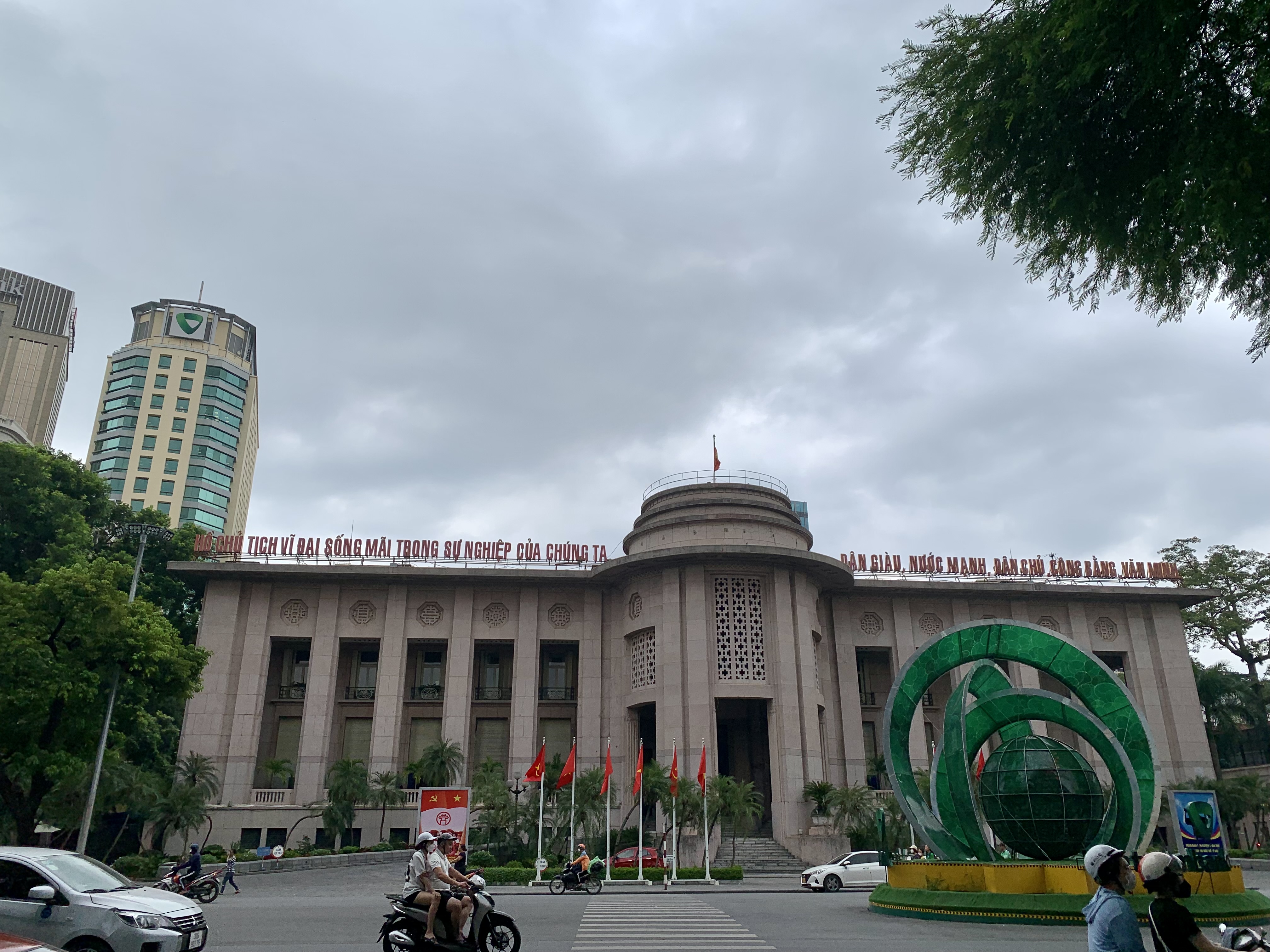 Vietnam lawmakers call for further rate cut to prop up growth
